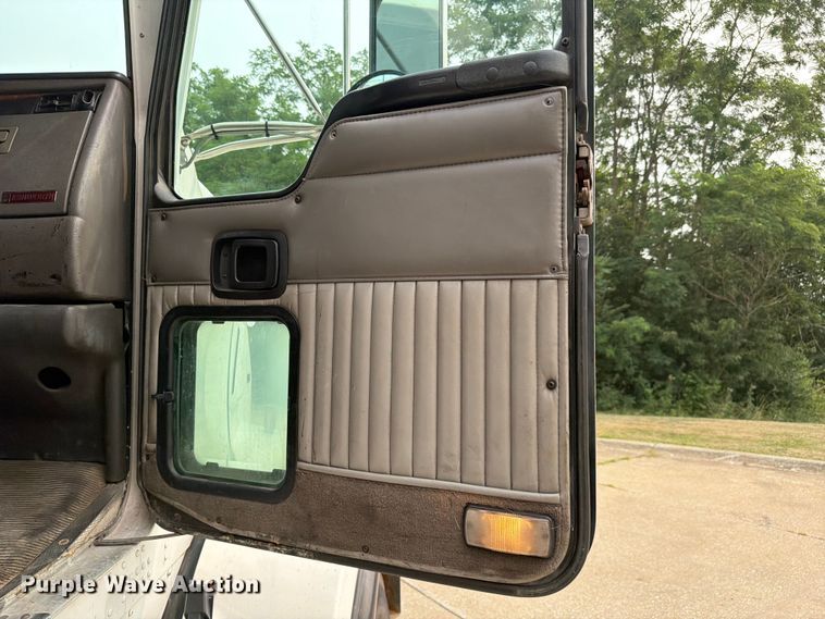 image for item FC3252 2005 Kenworth T800 flatbed truck