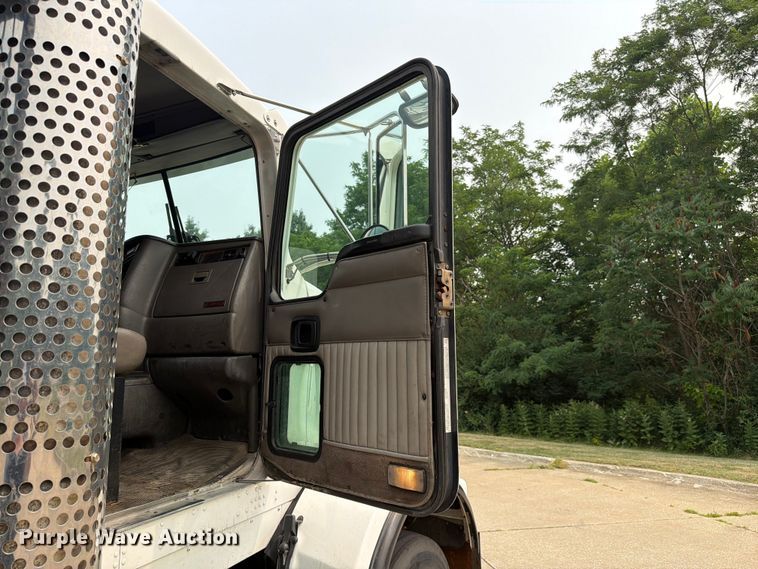 image for item FC3252 2005 Kenworth T800 flatbed truck