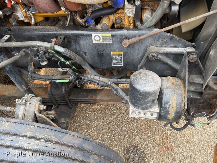 image for item FC3252 2005 Kenworth T800 flatbed truck