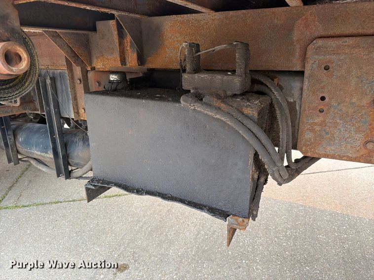 image for item FC3252 2005 Kenworth T800 flatbed truck