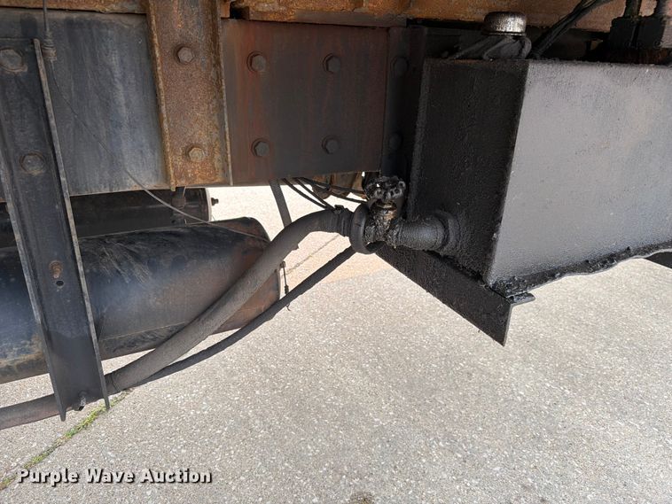 image for item FC3252 2005 Kenworth T800 flatbed truck