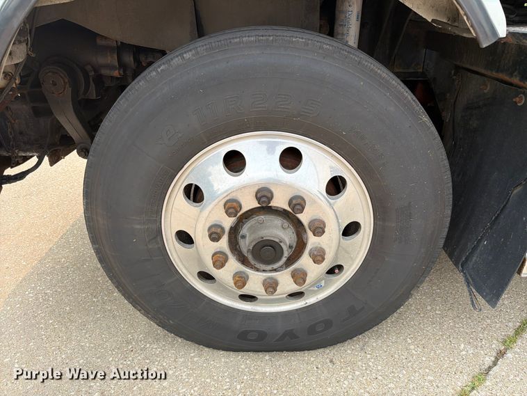 image for item FC3252 2005 Kenworth T800 flatbed truck