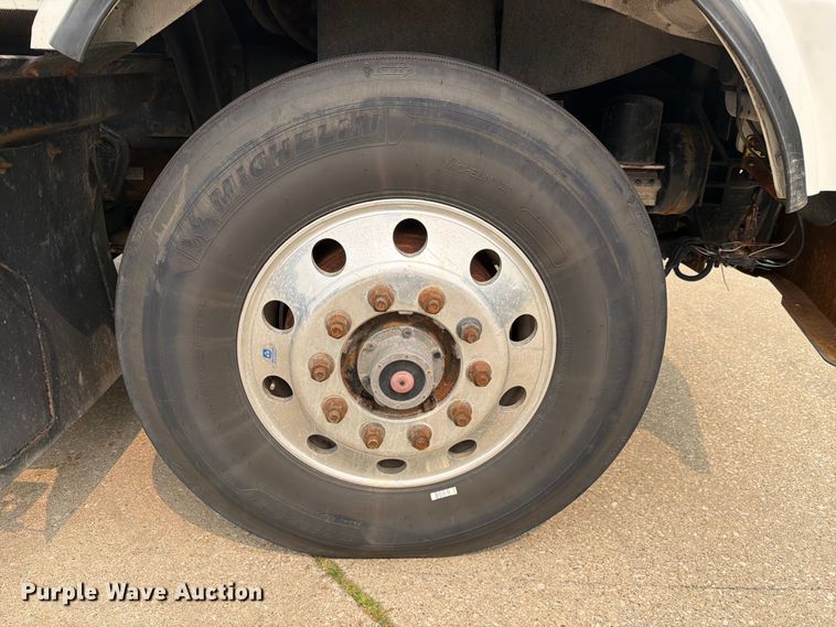 image for item FC3252 2005 Kenworth T800 flatbed truck