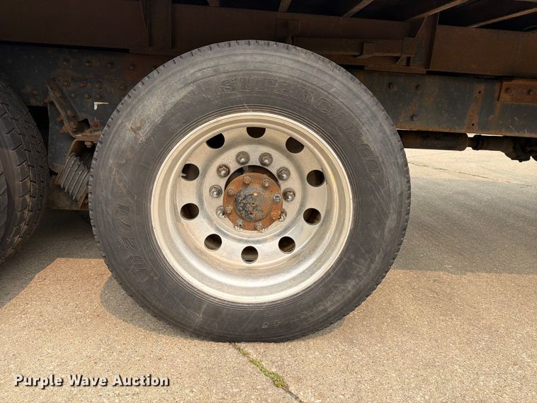 image for item FC3252 2005 Kenworth T800 flatbed truck