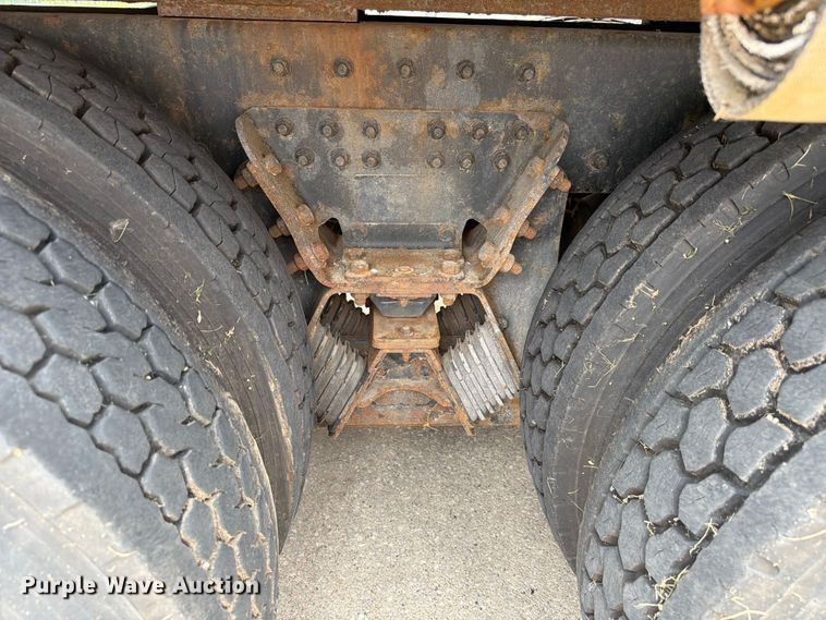 image for item FC3252 2005 Kenworth T800 flatbed truck