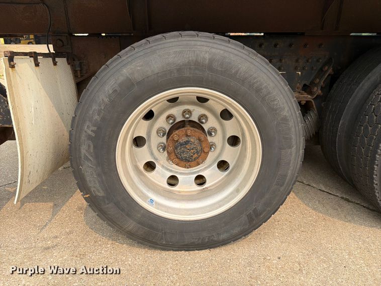 image for item FC3252 2005 Kenworth T800 flatbed truck