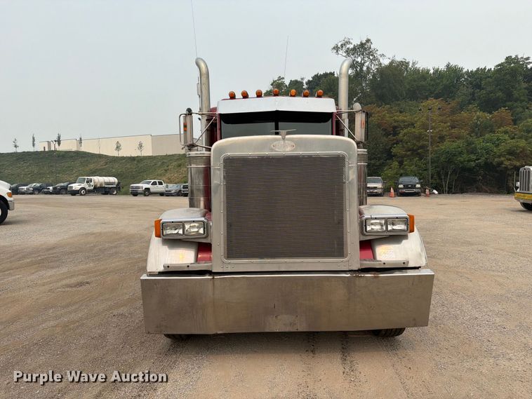 image for item FC3253 2003 Peterbilt 379 semi truck