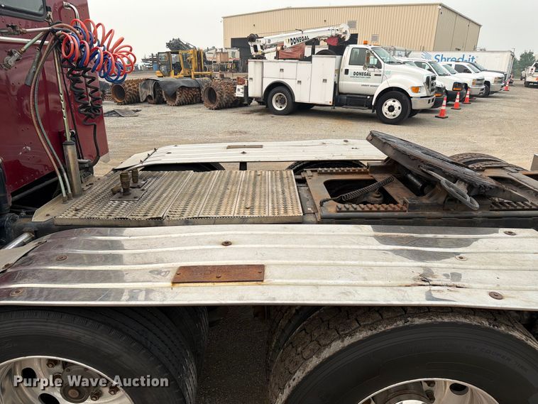 image for item FC3253 2003 Peterbilt 379 semi truck
