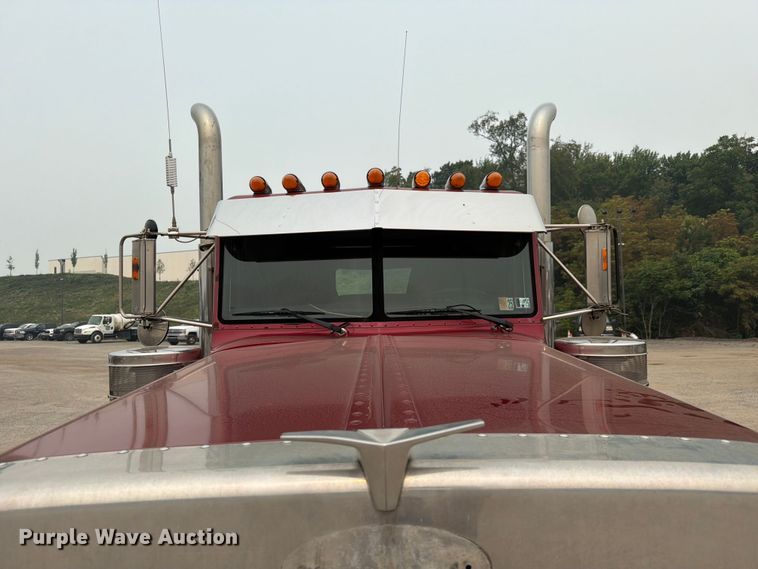 image for item FC3253 2003 Peterbilt 379 semi truck