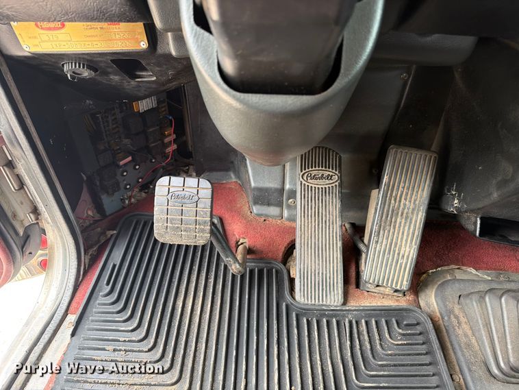 image for item FC3253 2003 Peterbilt 379 semi truck