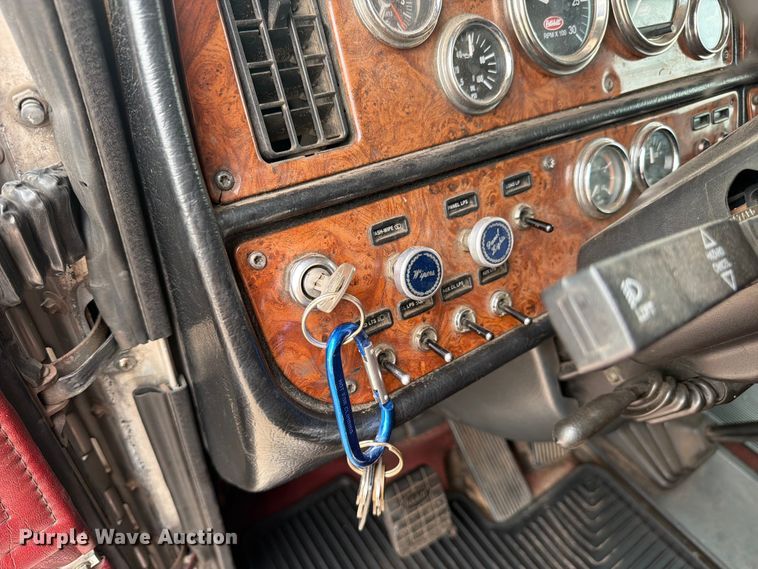 image for item FC3253 2003 Peterbilt 379 semi truck