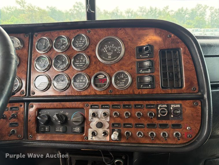 image for item FC3253 2003 Peterbilt 379 semi truck
