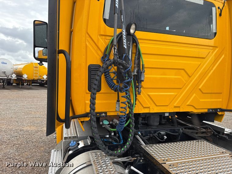 image for item FC4048 2023 International LT625 semi truck