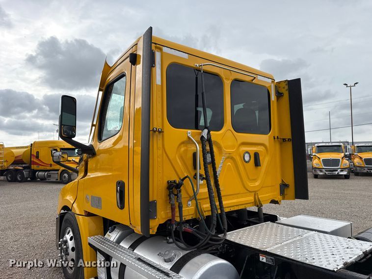 image for item FC4050 2022 Freightliner Cascadia 126 semi truck