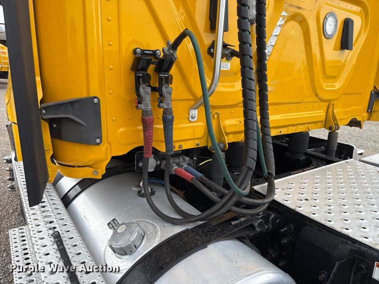 image for item FC4050 2022 Freightliner Cascadia 126 semi truck