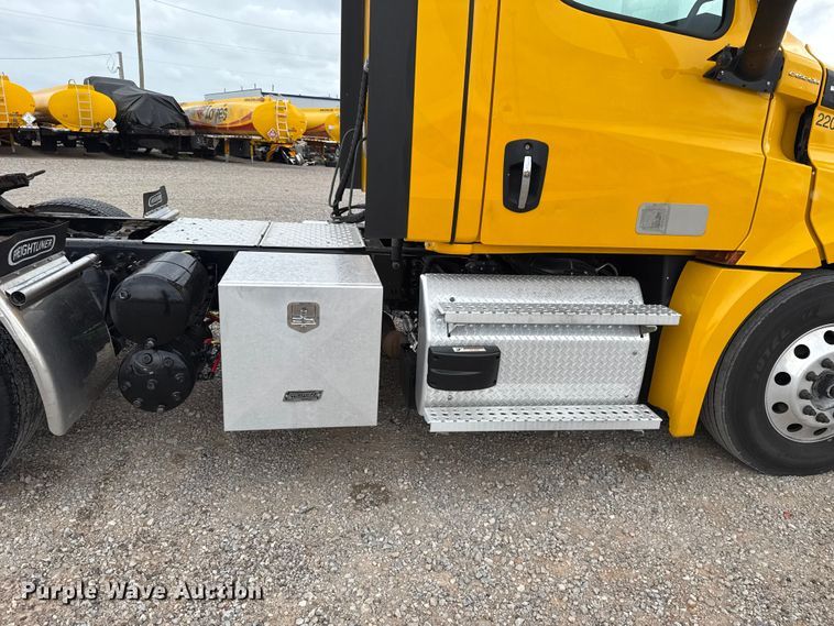 image for item FC4050 2022 Freightliner Cascadia 126 semi truck
