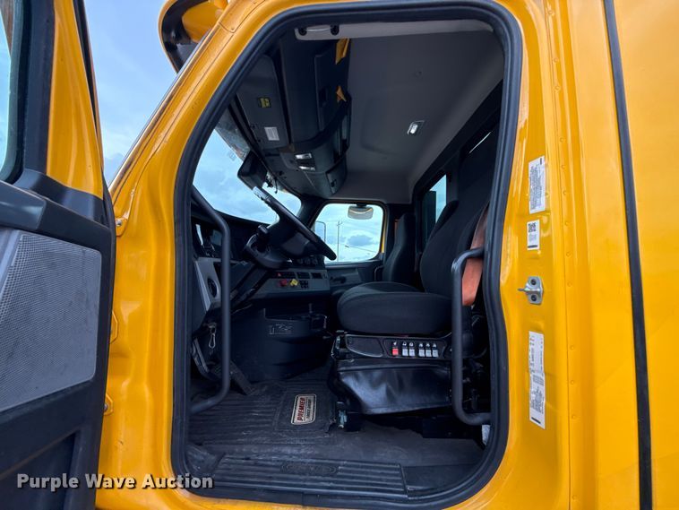 image for item FC4050 2022 Freightliner Cascadia 126 semi truck