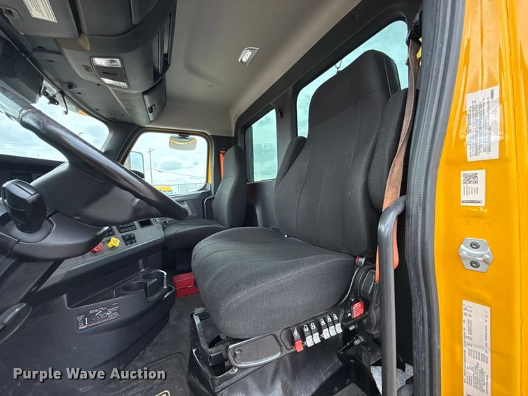 image for item FC4050 2022 Freightliner Cascadia 126 semi truck