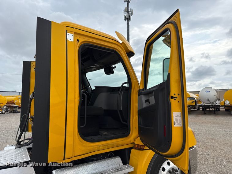 image for item FC4050 2022 Freightliner Cascadia 126 semi truck