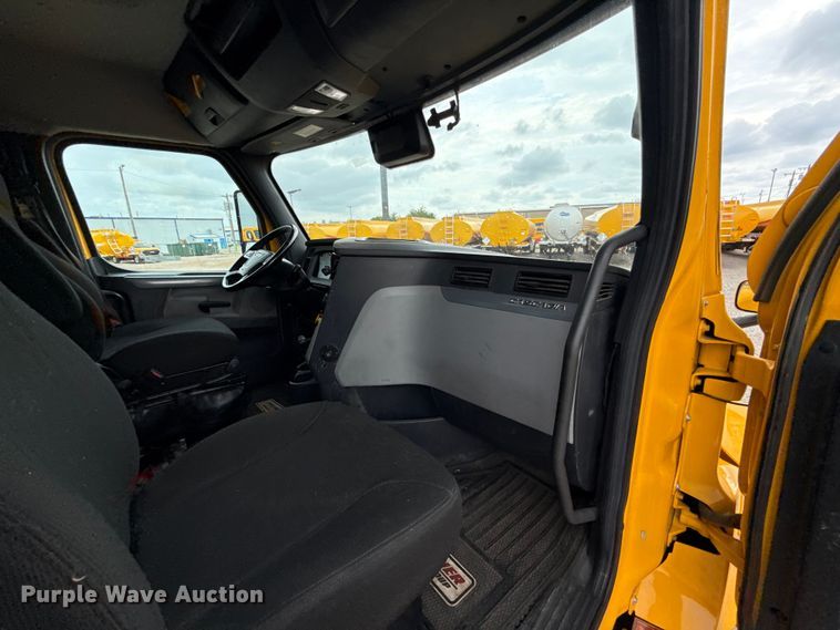 image for item FC4050 2022 Freightliner Cascadia 126 semi truck