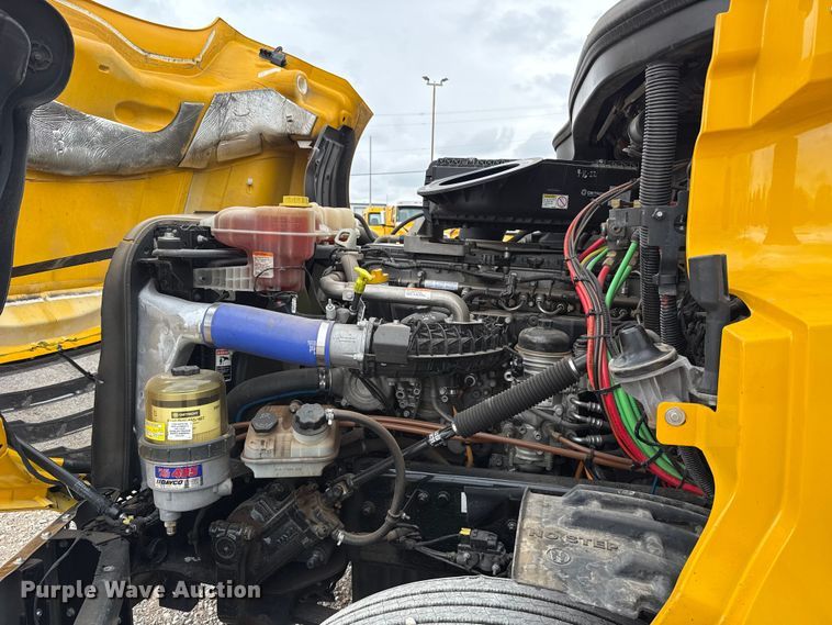 image for item FC4050 2022 Freightliner Cascadia 126 semi truck