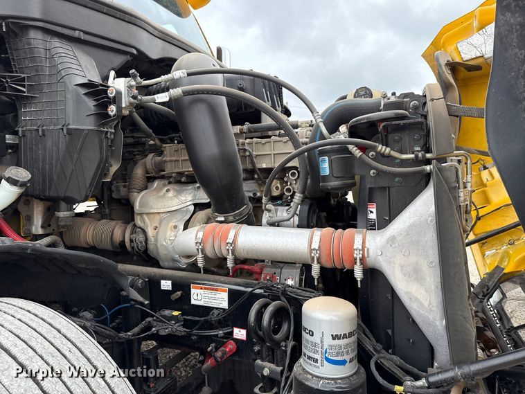 image for item FC4050 2022 Freightliner Cascadia 126 semi truck