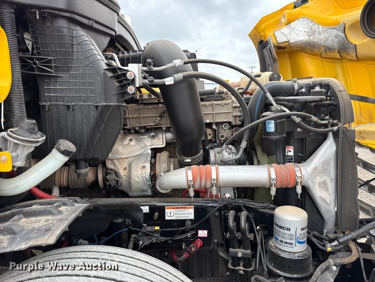image for item FC4050 2022 Freightliner Cascadia 126 semi truck
