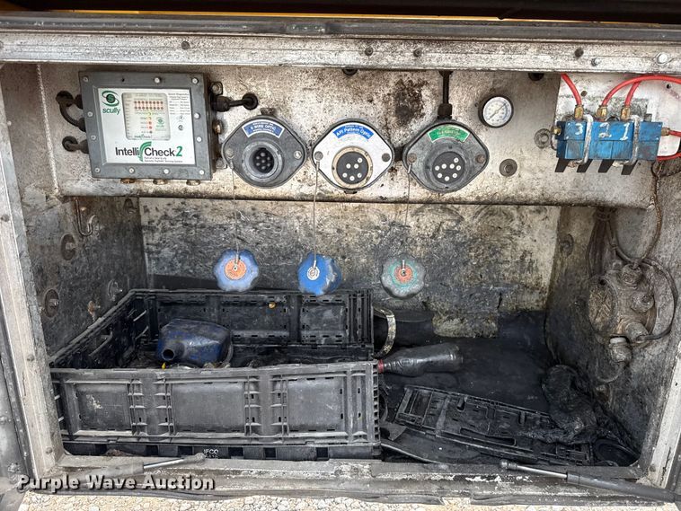 image for item FC4054 2003 Beall BAST-96-3-SB fuel trailer