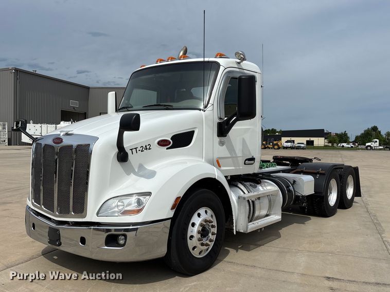 image for item FG0469 2018 Peterbilt 579 semi truck