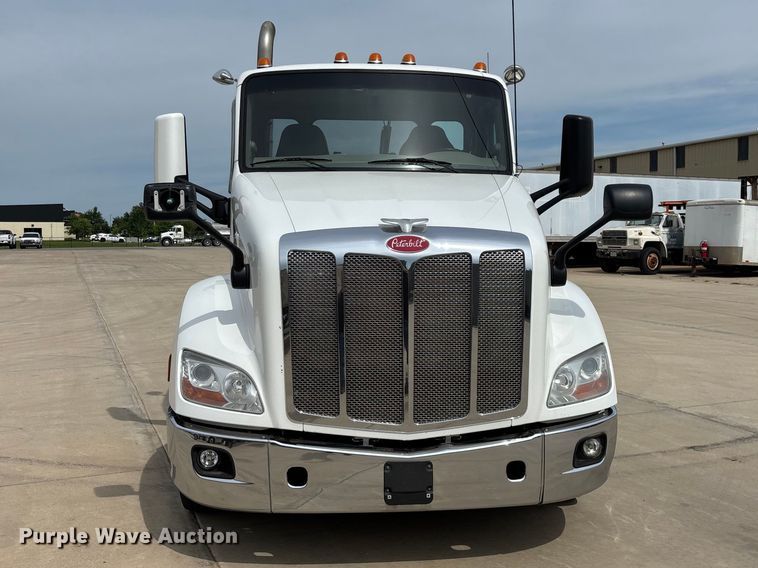 image for item FG0469 2018 Peterbilt 579 semi truck