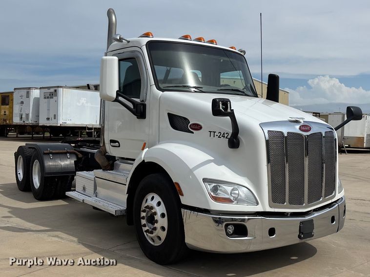 image for item FG0469 2018 Peterbilt 579 semi truck