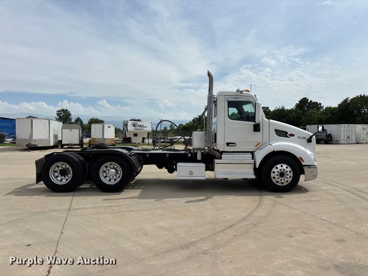 image for item FG0469 2018 Peterbilt 579 semi truck