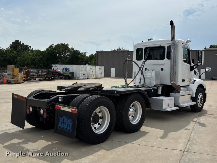 image for item FG0469 2018 Peterbilt 579 semi truck
