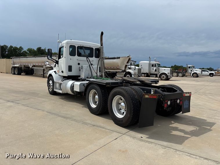 image for item FG0469 2018 Peterbilt 579 semi truck