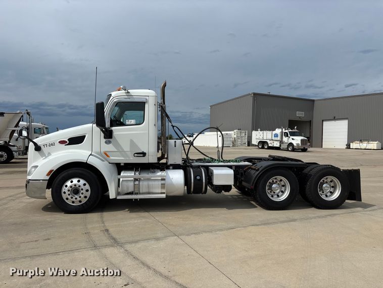 image for item FG0469 2018 Peterbilt 579 semi truck