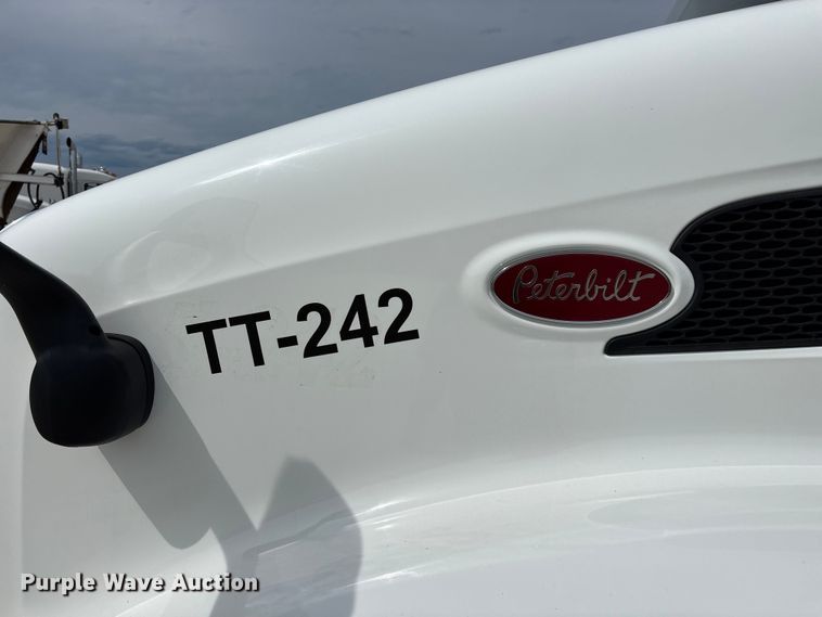 image for item FG0469 2018 Peterbilt 579 semi truck