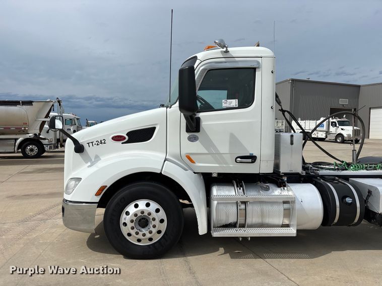 image for item FG0469 2018 Peterbilt 579 semi truck