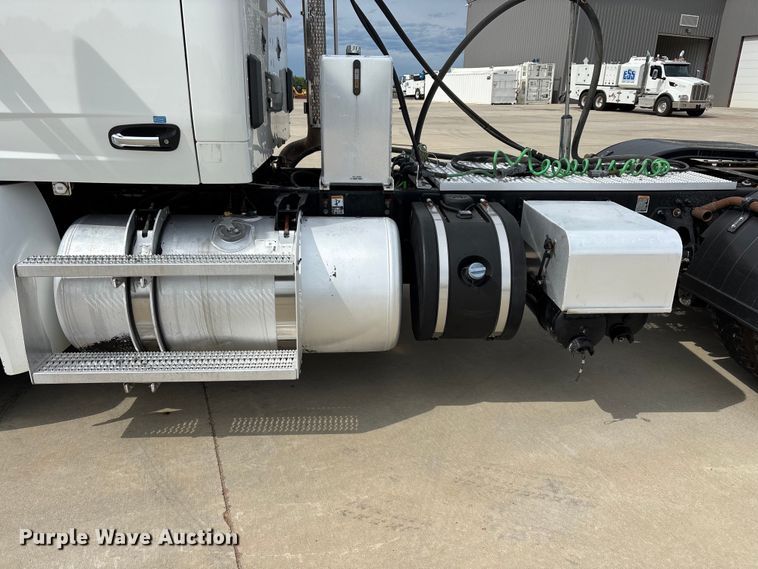 image for item FG0469 2018 Peterbilt 579 semi truck