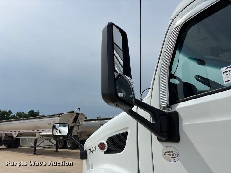 image for item FG0469 2018 Peterbilt 579 semi truck