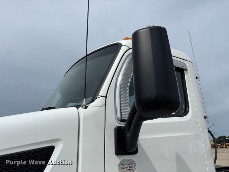 image for item FG0469 2018 Peterbilt 579 semi truck