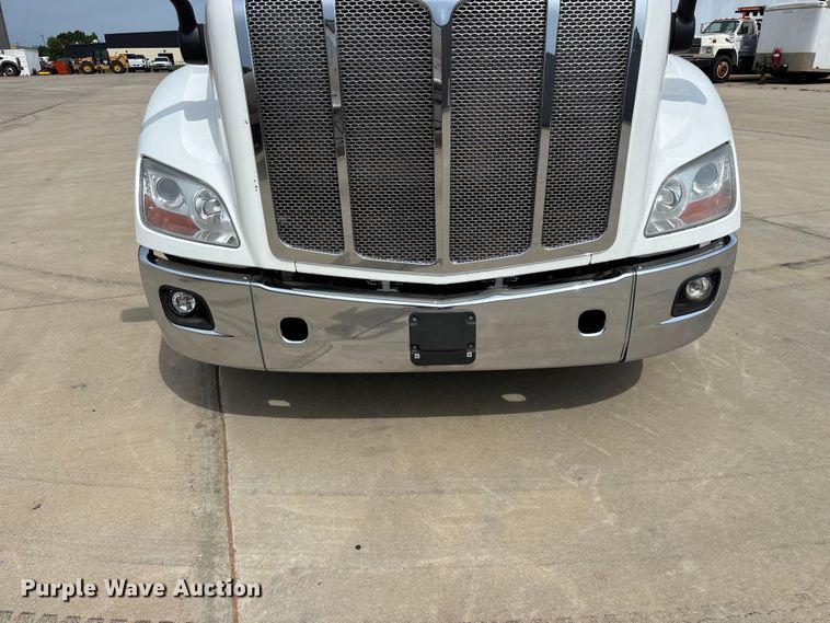 image for item FG0469 2018 Peterbilt 579 semi truck