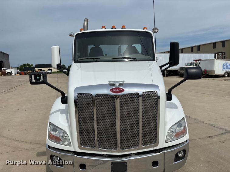 image for item FG0469 2018 Peterbilt 579 semi truck