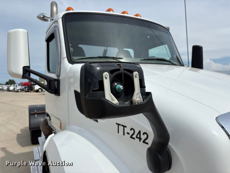 image for item FG0469 2018 Peterbilt 579 semi truck
