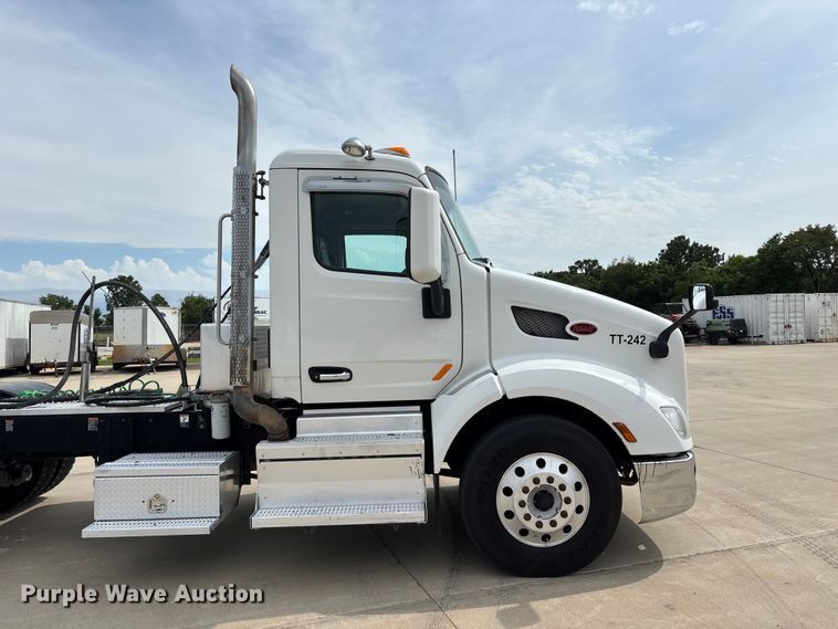 image for item FG0469 2018 Peterbilt 579 semi truck