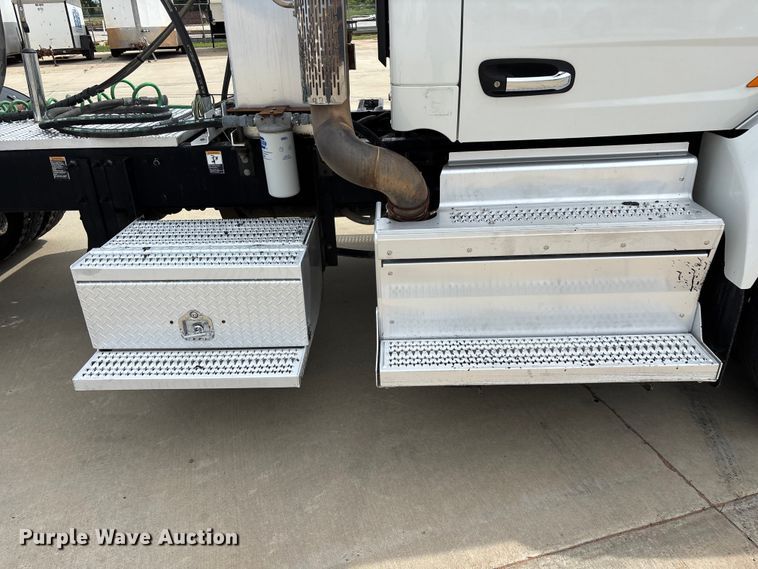 image for item FG0469 2018 Peterbilt 579 semi truck