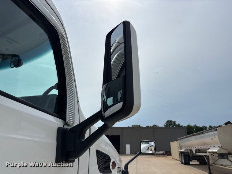 image for item FG0469 2018 Peterbilt 579 semi truck