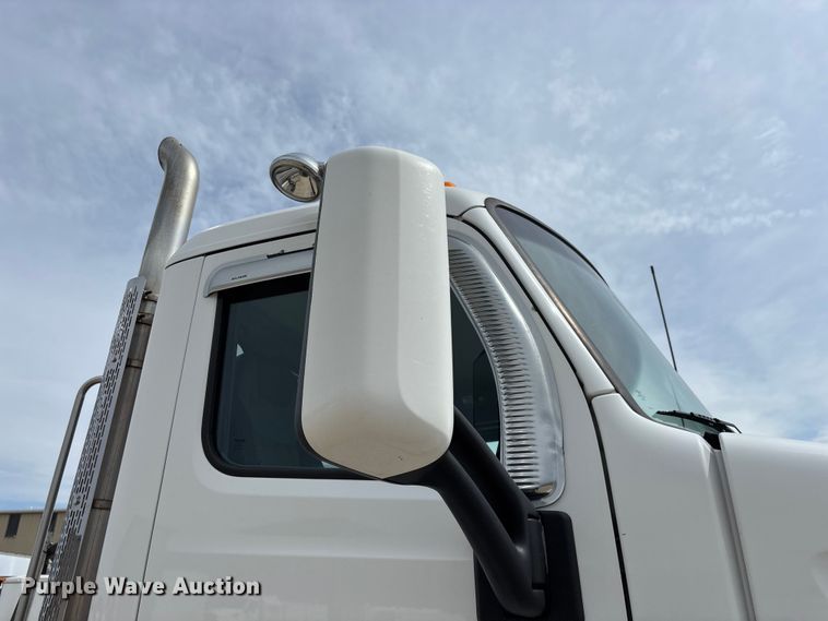 image for item FG0469 2018 Peterbilt 579 semi truck