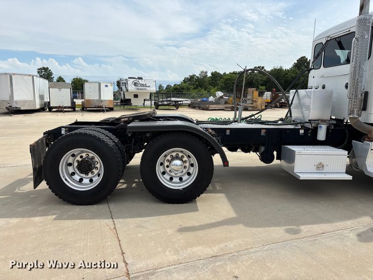 image for item FG0469 2018 Peterbilt 579 semi truck