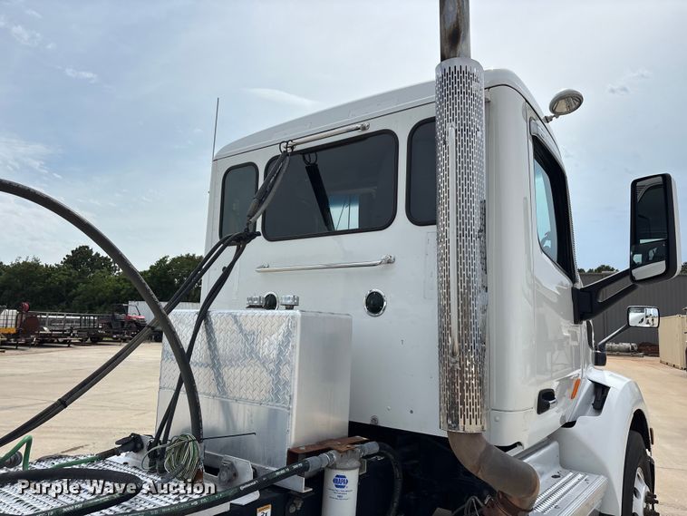 image for item FG0469 2018 Peterbilt 579 semi truck