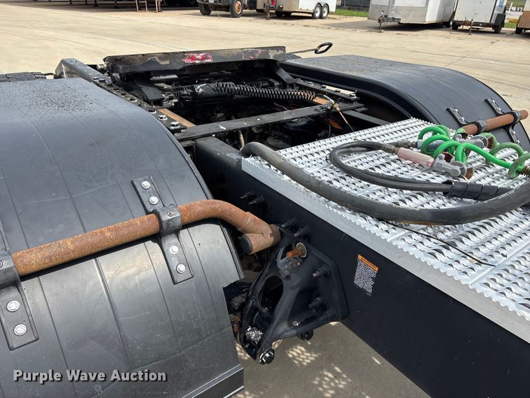 image for item FG0469 2018 Peterbilt 579 semi truck